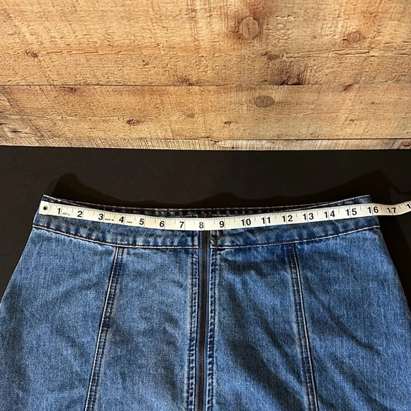 🎉🎉Altar’d State Monana Denim Mini Skirt size Medium Preppy Classic Zippered - Picture 7 of 8